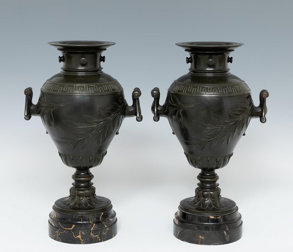 Paire d'urnes en bronze patiné du XIXe siècle sur socles en marbre de Portoro, signées H. Luppe-photo-3