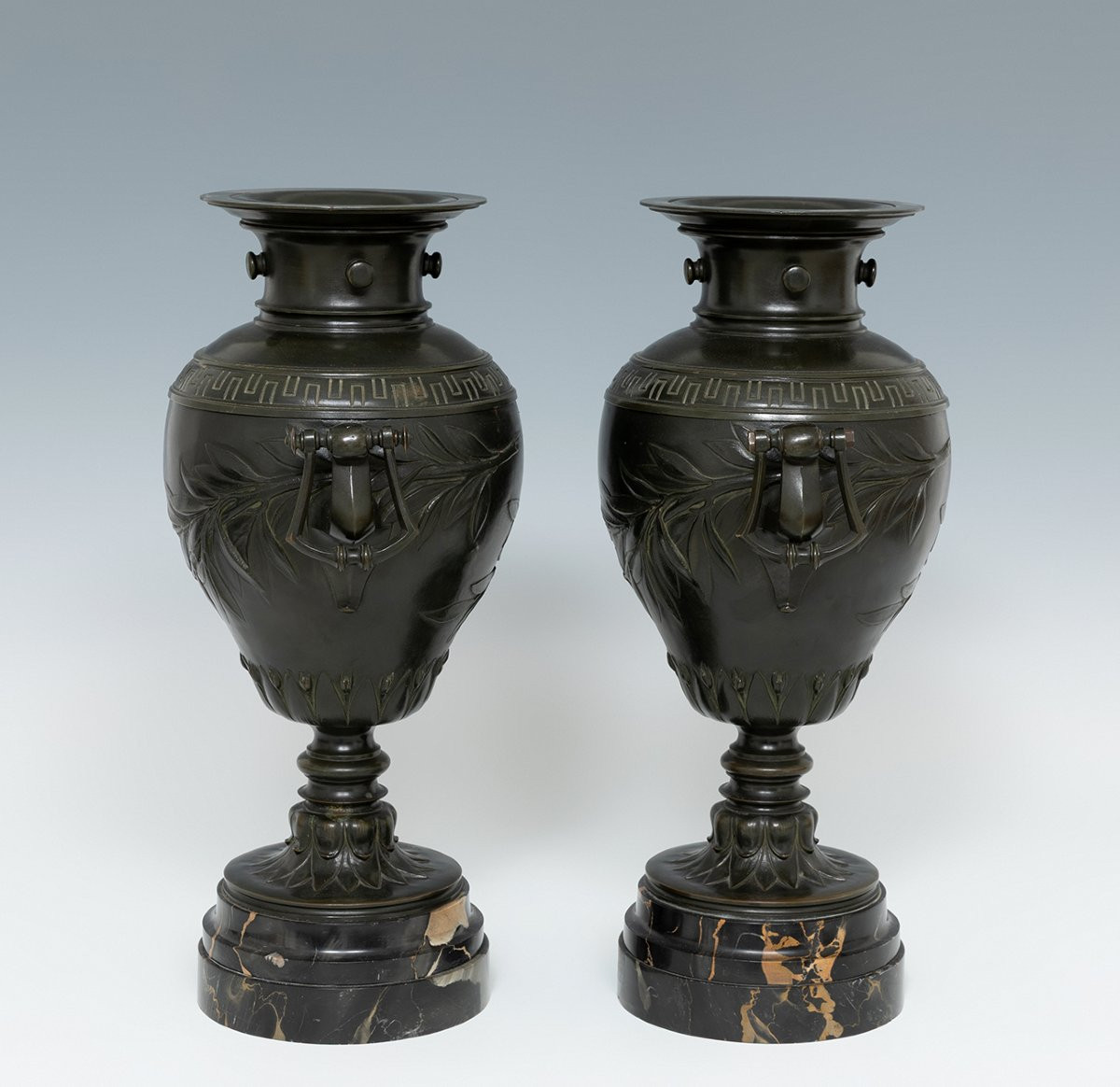 Paire d'urnes en bronze patiné du XIXe siècle sur socles en marbre de Portoro, signées H. Luppe-photo-4