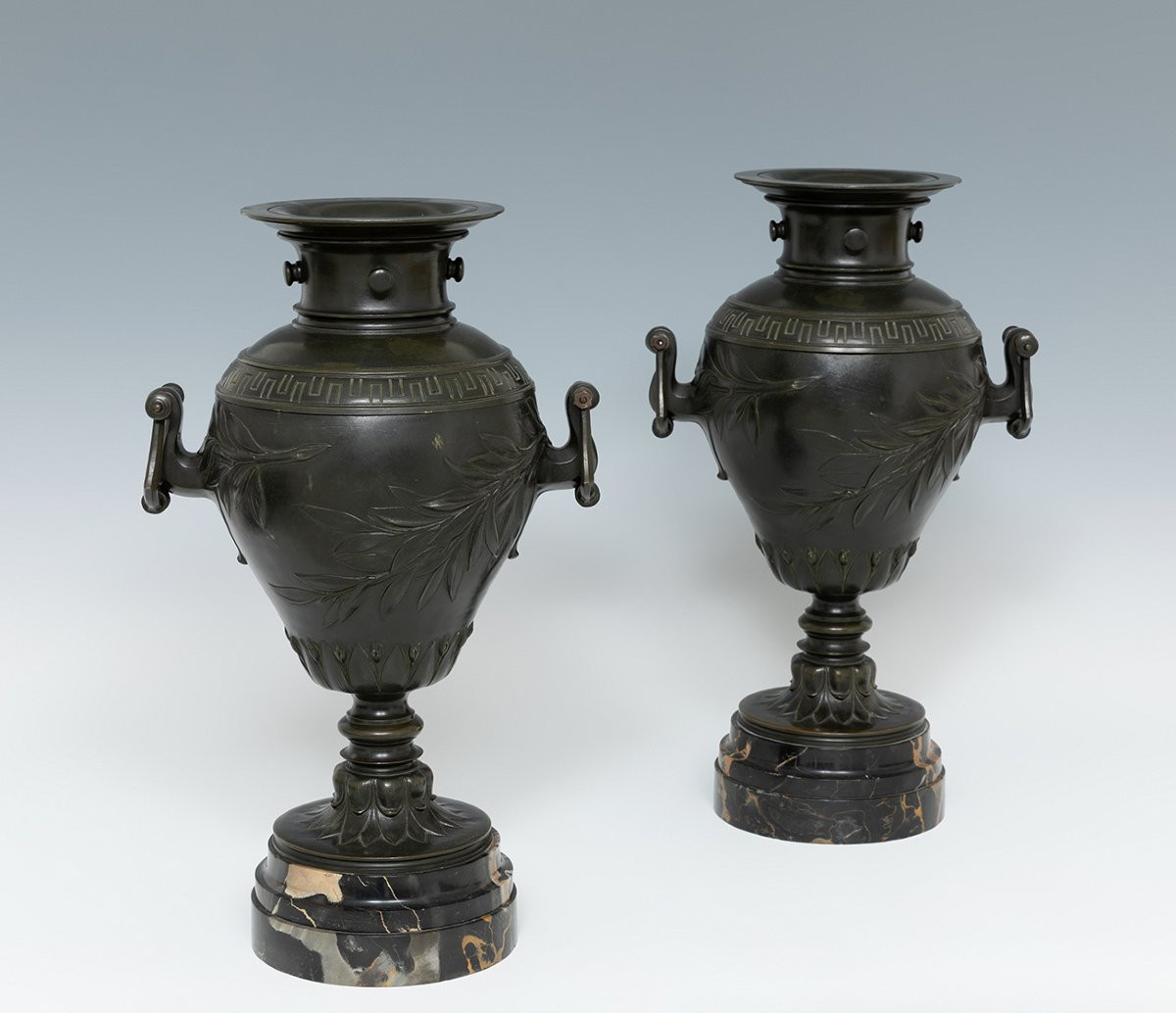 Paire d'urnes en bronze patiné du XIXe siècle sur socles en marbre de Portoro, signées H. Luppe-photo-7
