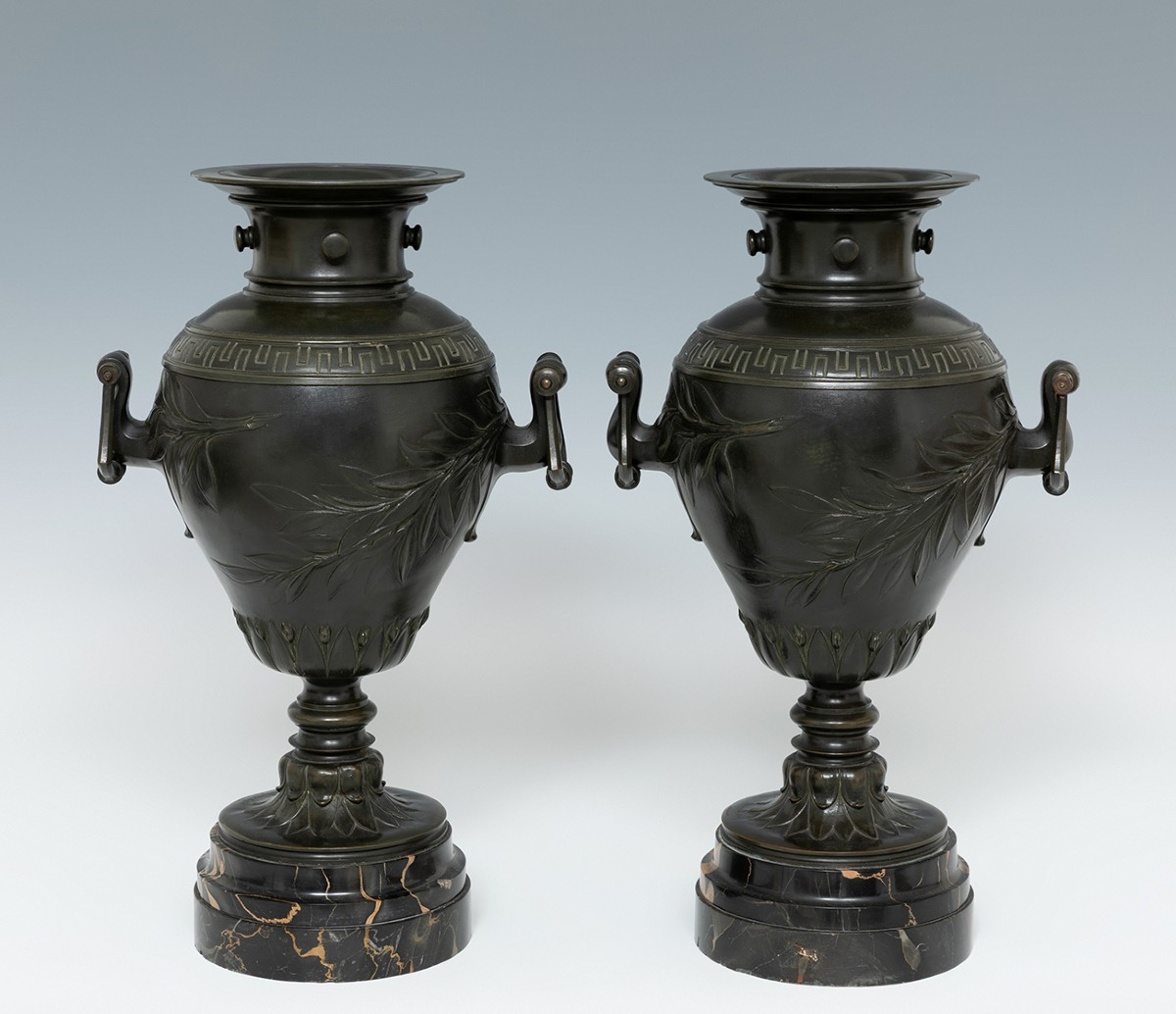 Paire d'urnes en bronze patiné du XIXe siècle sur socles en marbre de Portoro, signées H. Luppe
