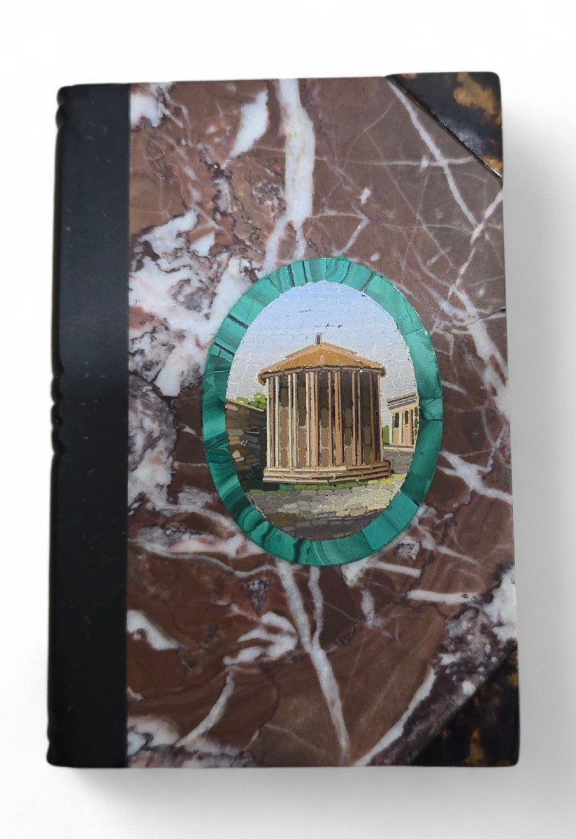 Livre en marbre italien du XIXe siècle orné d'une plaque en micromosaïque représentant un templ