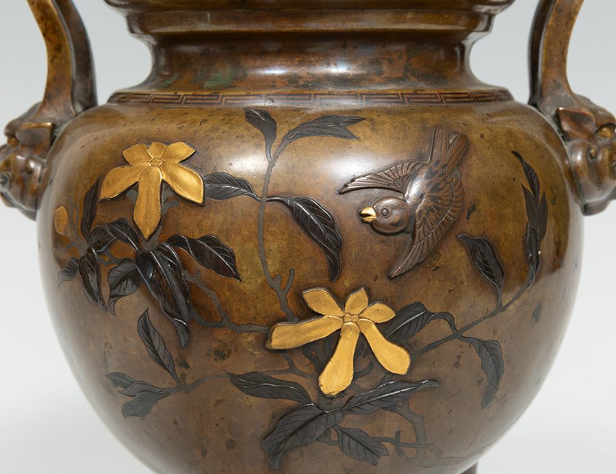Vase tripode ou brûle-encens en bronze patiné, époque Meiji, à décor d'oiseaux et de fleurs-photo-2