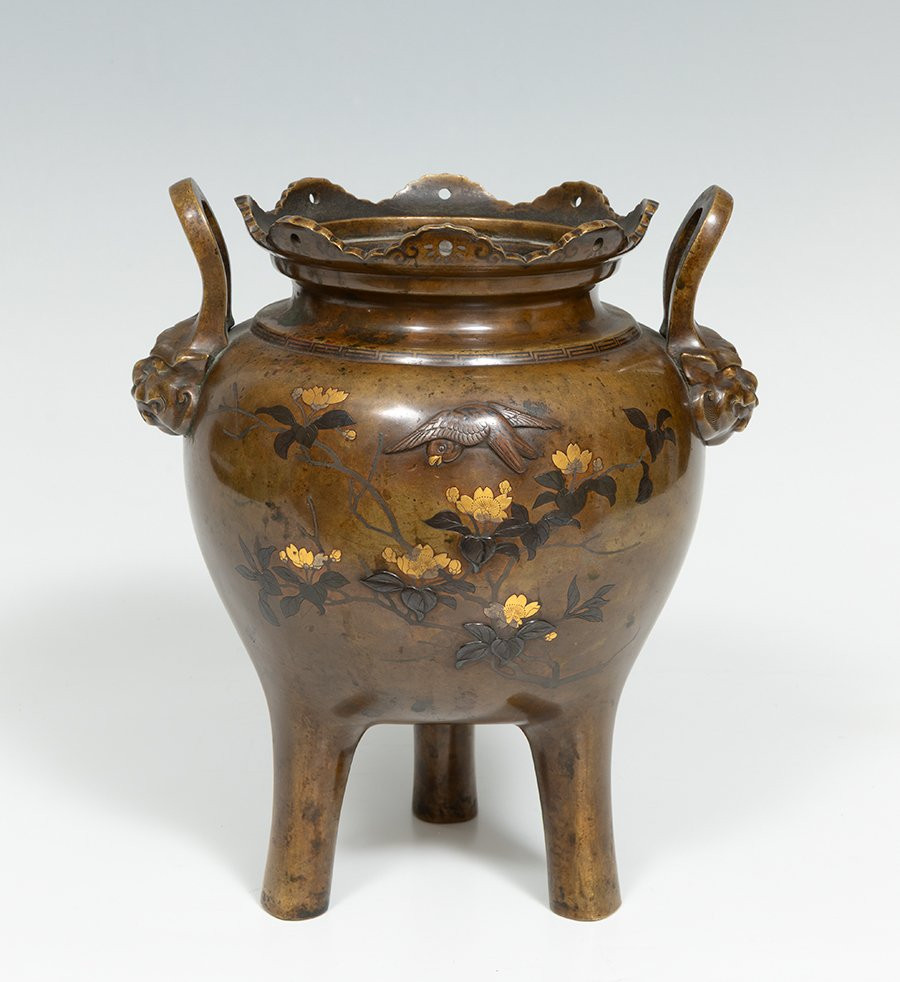 Vase tripode ou brûle-encens en bronze patiné, époque Meiji, à décor d'oiseaux et de fleurs-photo-3