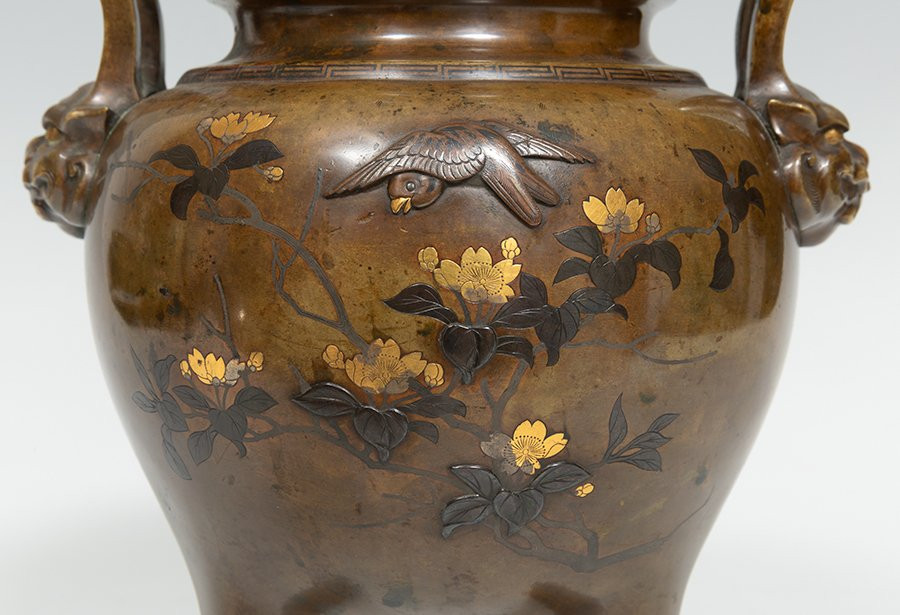 Vase tripode ou brûle-encens en bronze patiné, époque Meiji, à décor d'oiseaux et de fleurs-photo-4