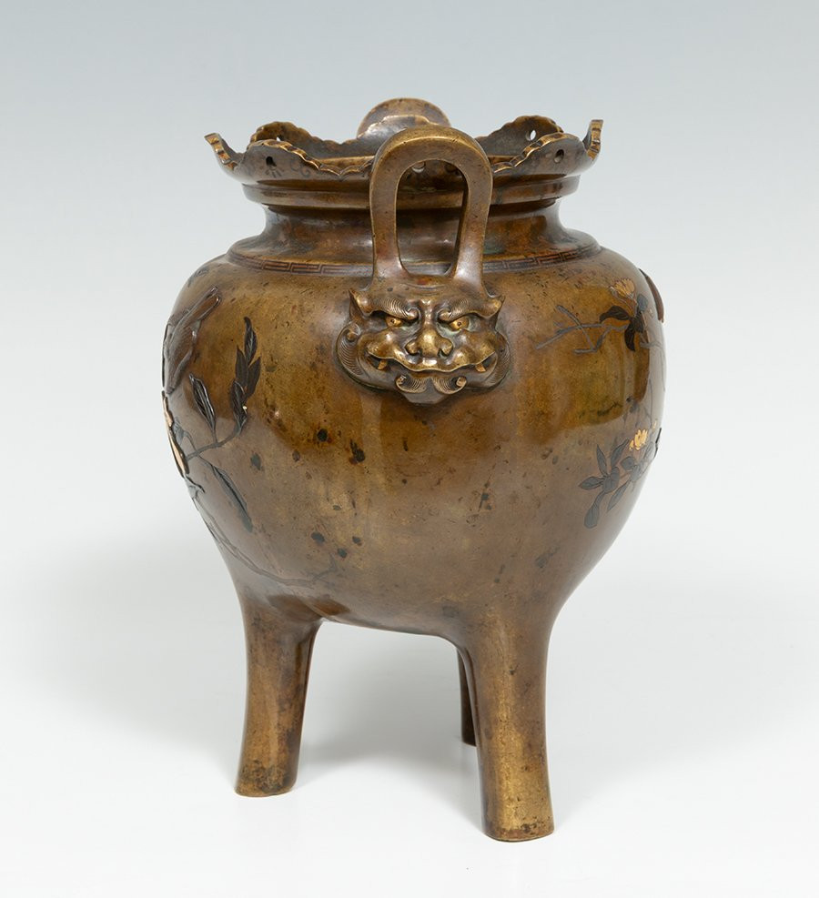 Vase tripode ou brûle-encens en bronze patiné, époque Meiji, à décor d'oiseaux et de fleurs-photo-1