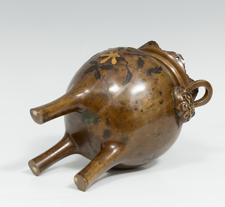 Vase tripode ou brûle-encens en bronze patiné, époque Meiji, à décor d'oiseaux et de fleurs-photo-2