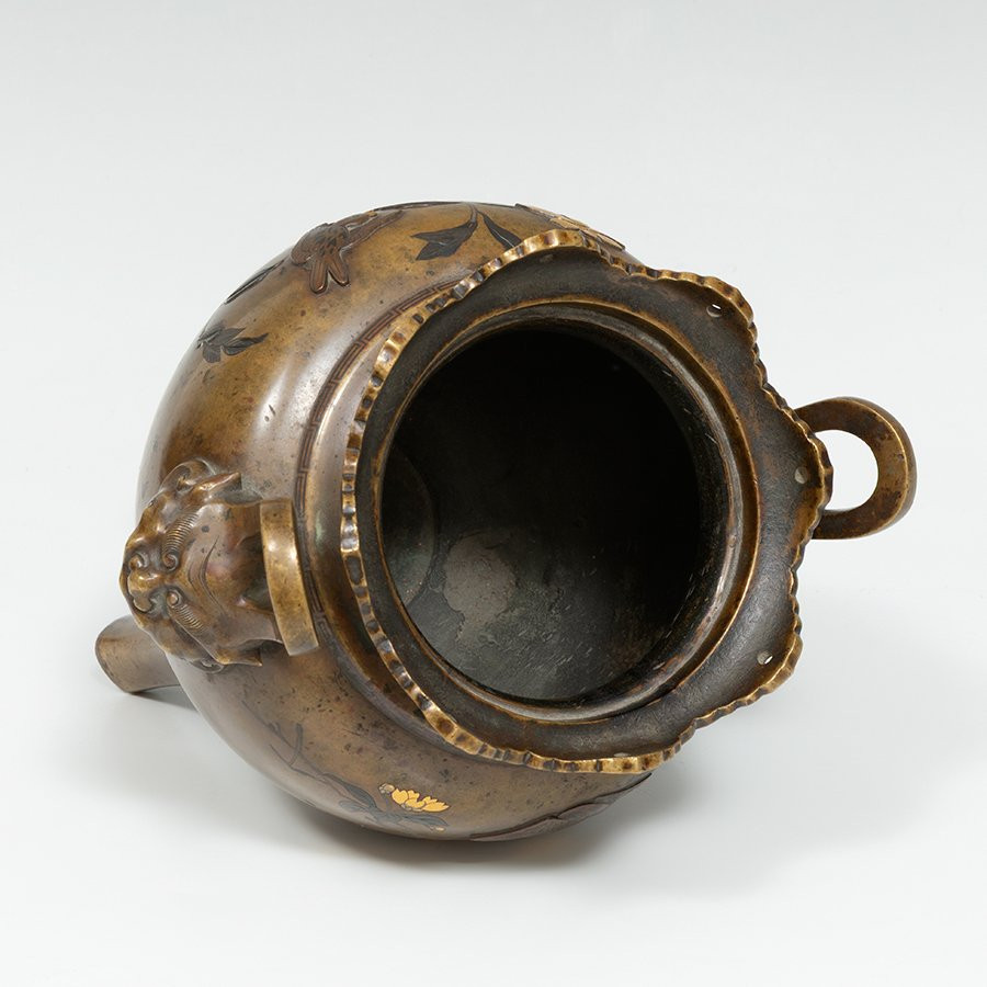 Vase tripode ou brûle-encens en bronze patiné, époque Meiji, à décor d'oiseaux et de fleurs-photo-3