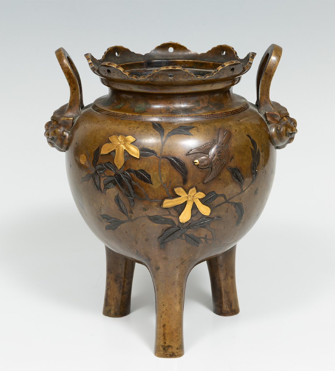 Vase tripode ou brûle-encens en bronze patiné, époque Meiji, à décor d'oiseaux et de fleurs-photo-4