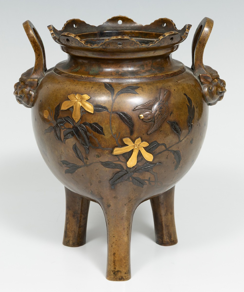 Vase tripode ou brûle-encens en bronze patiné, époque Meiji, à décor d'oiseaux et de fleurs