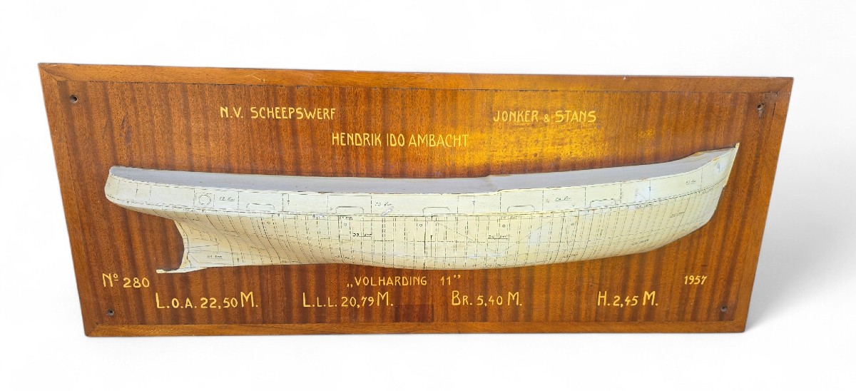 Maquette de bateau de 1957 sur panneau de bois