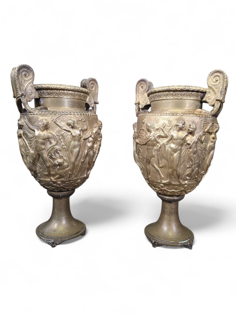 Paire de vases en bronze patiné français du XIXe siècle, ornés de reliefs mythologiques grecs-photo-1