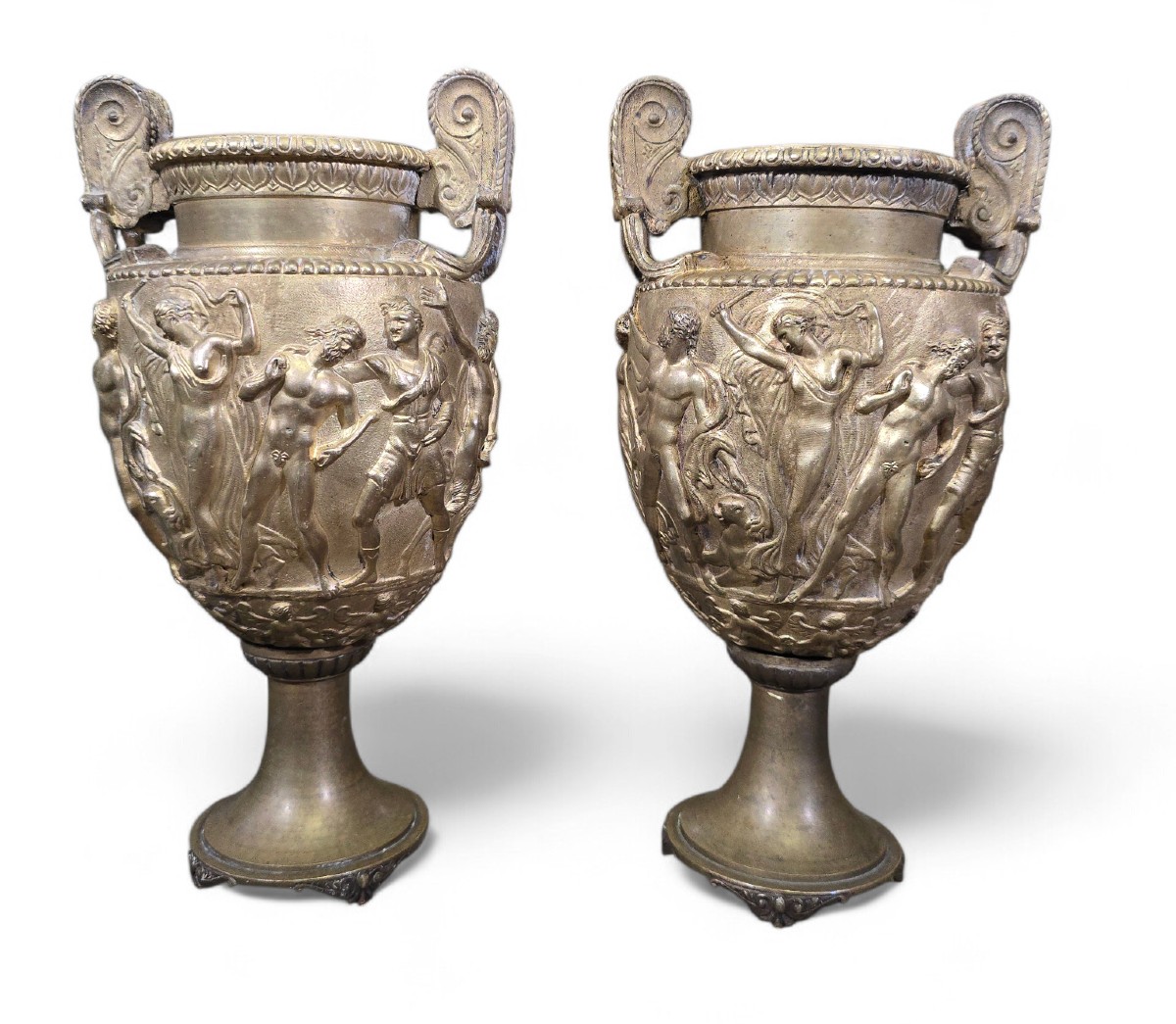 Paire de vases en bronze patiné français du XIXe siècle, ornés de reliefs mythologiques grecs