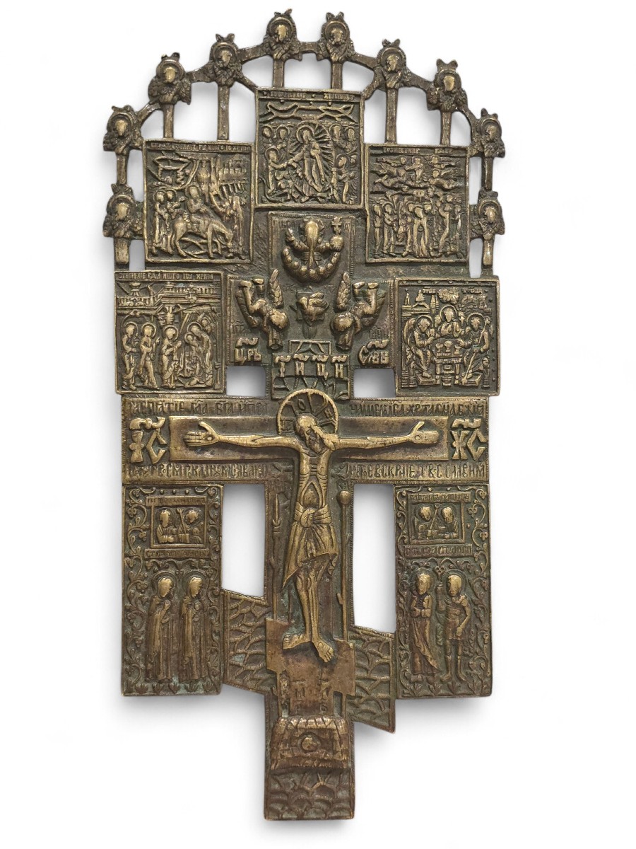 Croix orthodoxe russe en bronze coulé du XIXe siècle, ornée d'inscriptions en slavon en relief