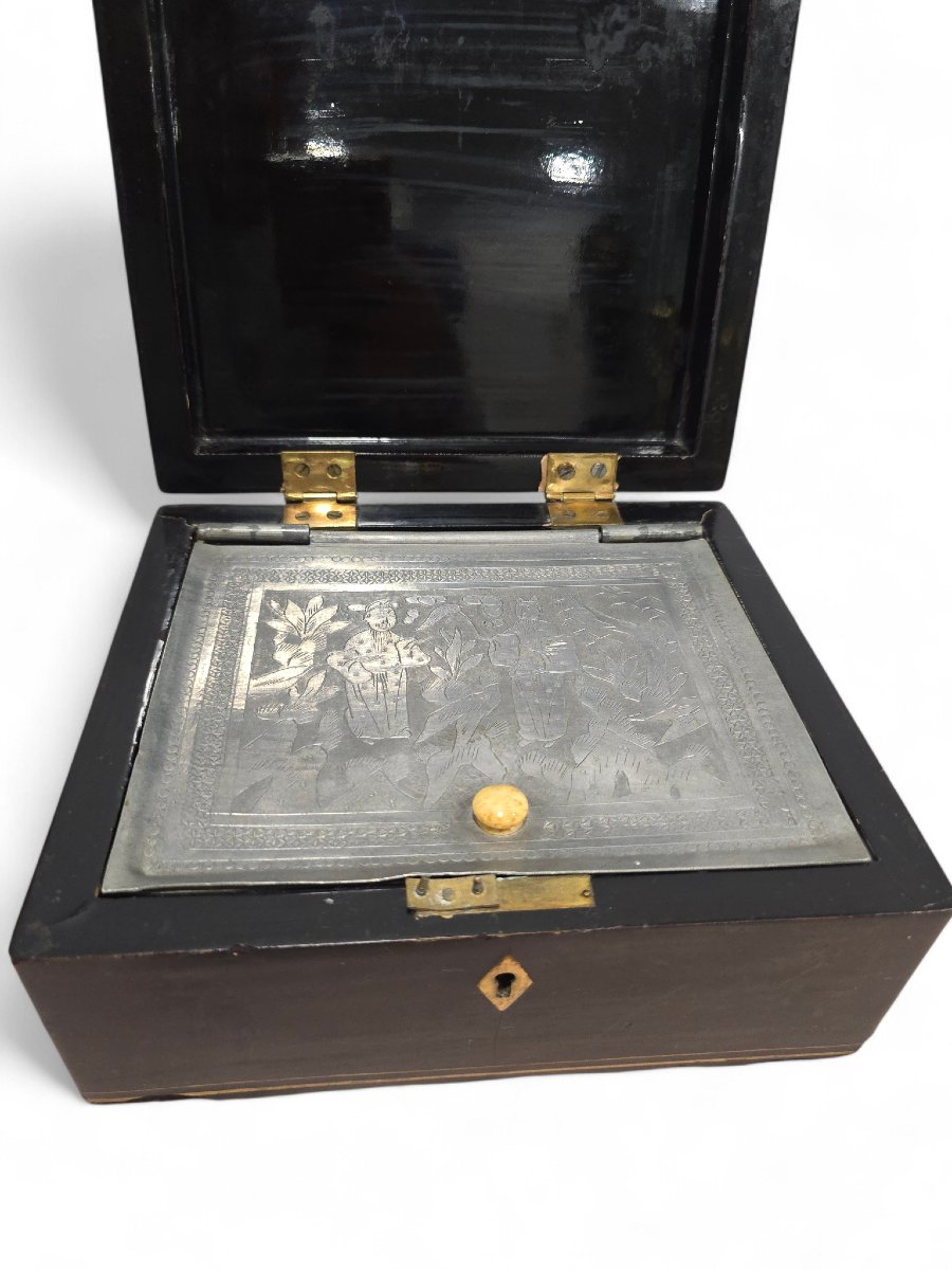 Boîte laquée chinoise du XIXe siècle à intérieur en métal gravé-photo-1