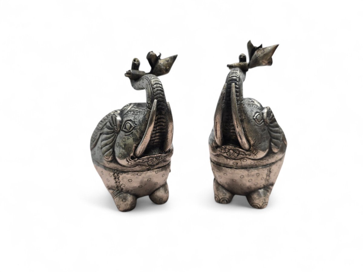 Paire de boîtes éléphant en argent massif, décor floral, Inde, XIXe siècle-photo-2