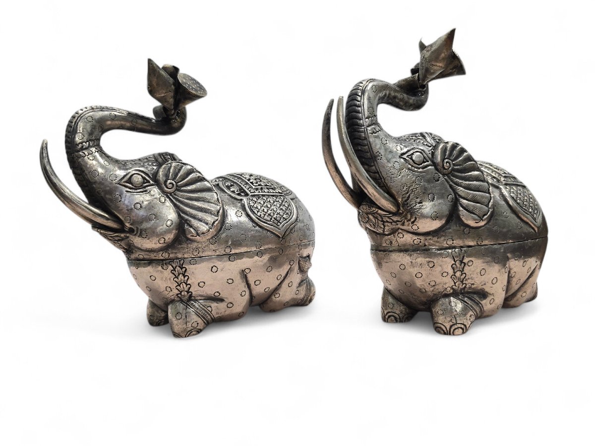 Paire de boîtes éléphant en argent massif, décor floral, Inde, XIXe siècle-photo-4