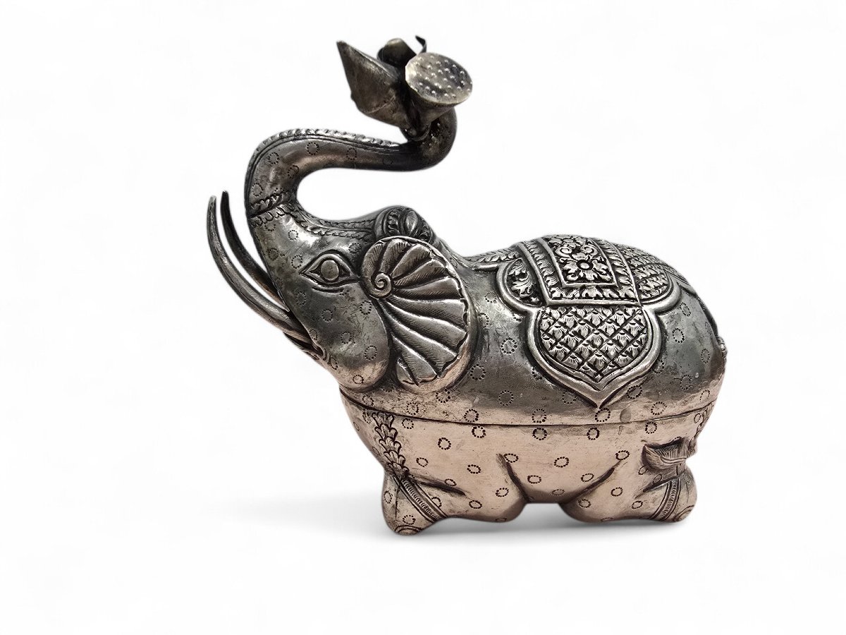 Paire de boîtes éléphant en argent massif, décor floral, Inde, XIXe siècle-photo-1