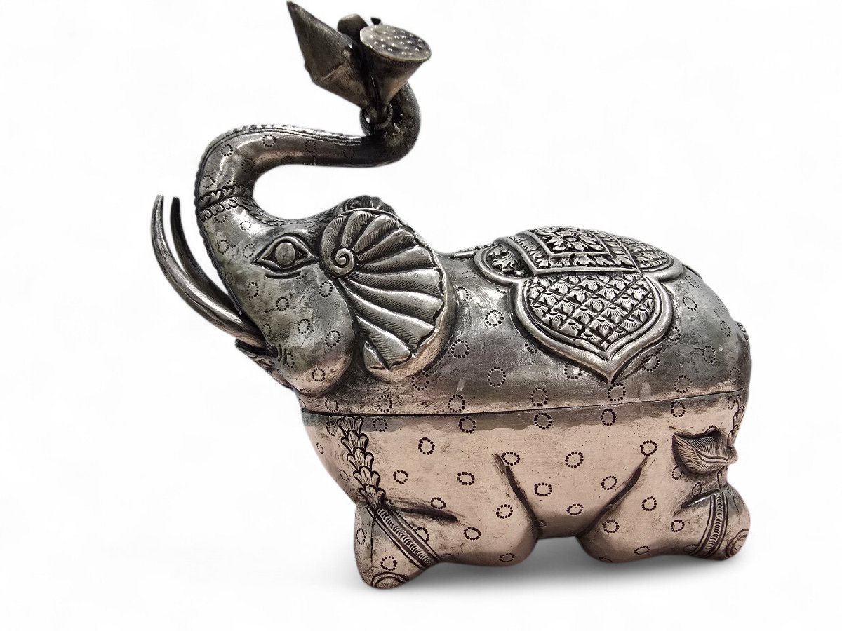 Paire de boîtes éléphant en argent massif, décor floral, Inde, XIXe siècle-photo-2