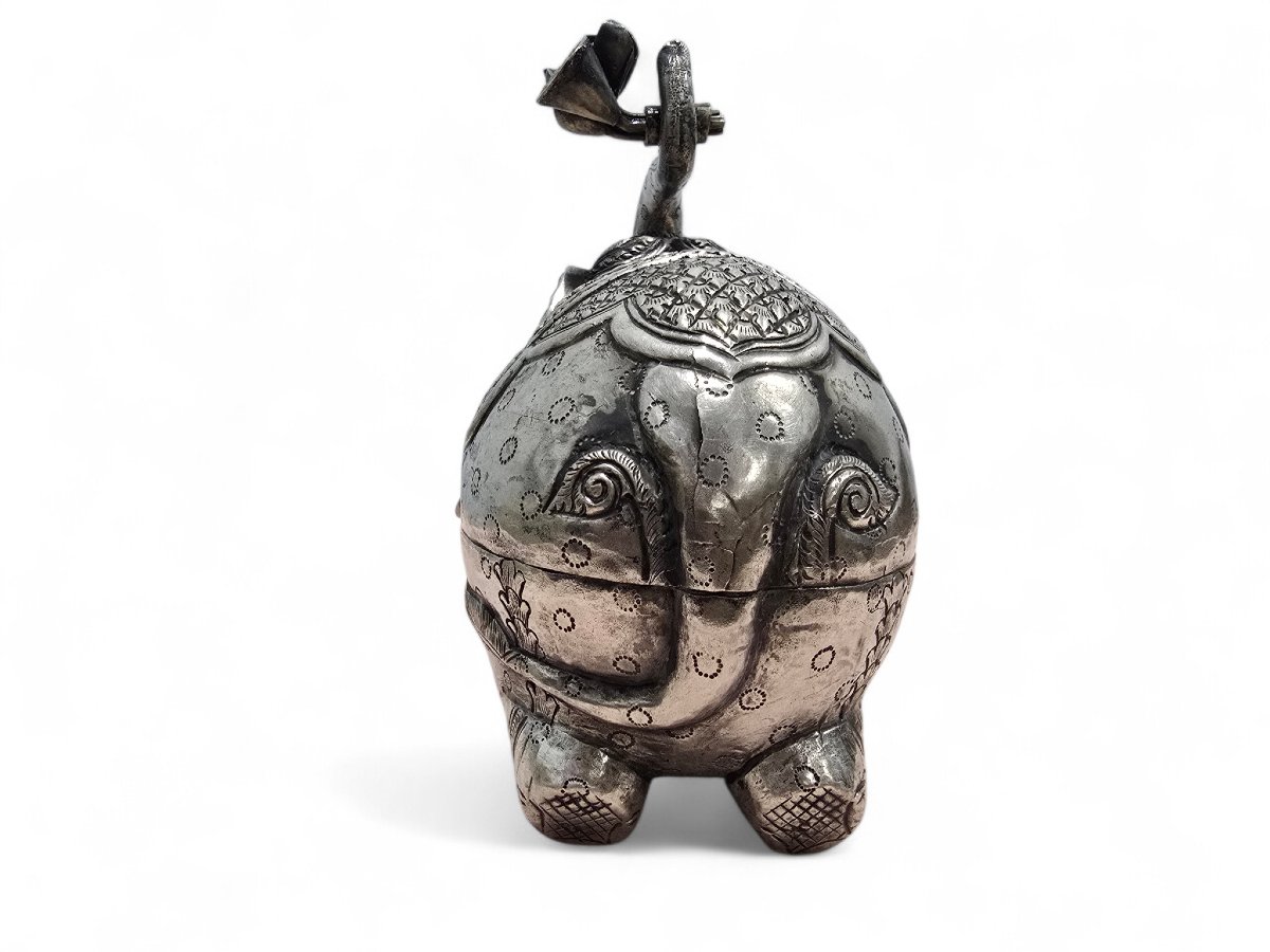 Paire de boîtes éléphant en argent massif, décor floral, Inde, XIXe siècle-photo-4