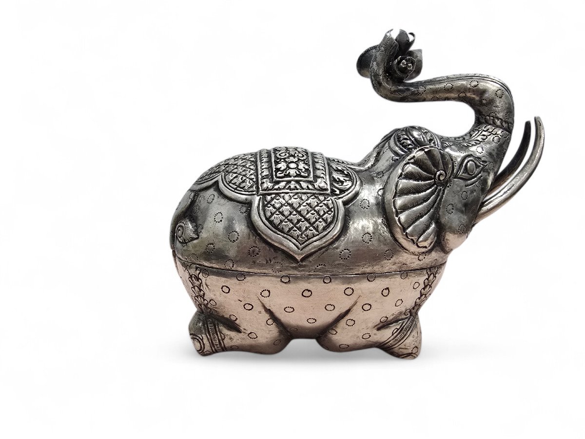 Paire de boîtes éléphant en argent massif, décor floral, Inde, XIXe siècle-photo-5
