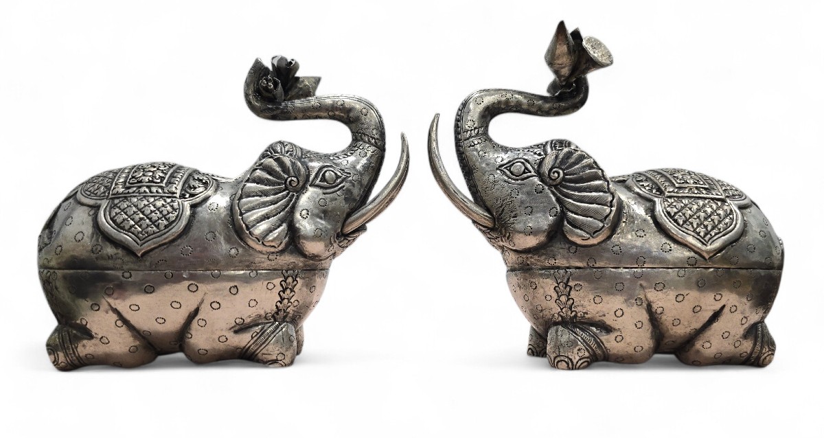 Paire de boîtes éléphant en argent massif, décor floral, Inde, XIXe siècle