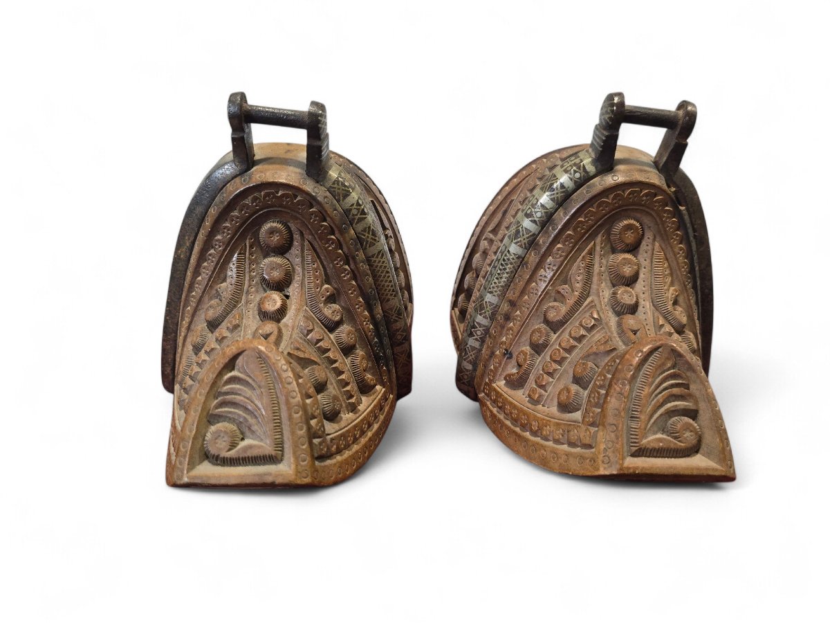 Paire d'étriers en bois de huaso chilien de la fin du XVIIIe siècle, ornés de fers incrustés d'-photo-1