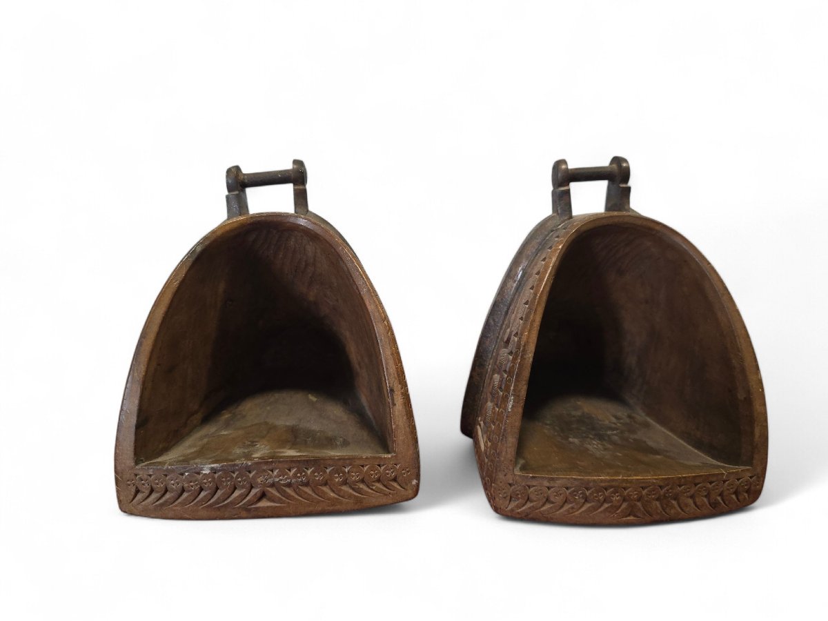 Paire d'étriers en bois de huaso chilien de la fin du XVIIIe siècle, ornés de fers incrustés d'-photo-3