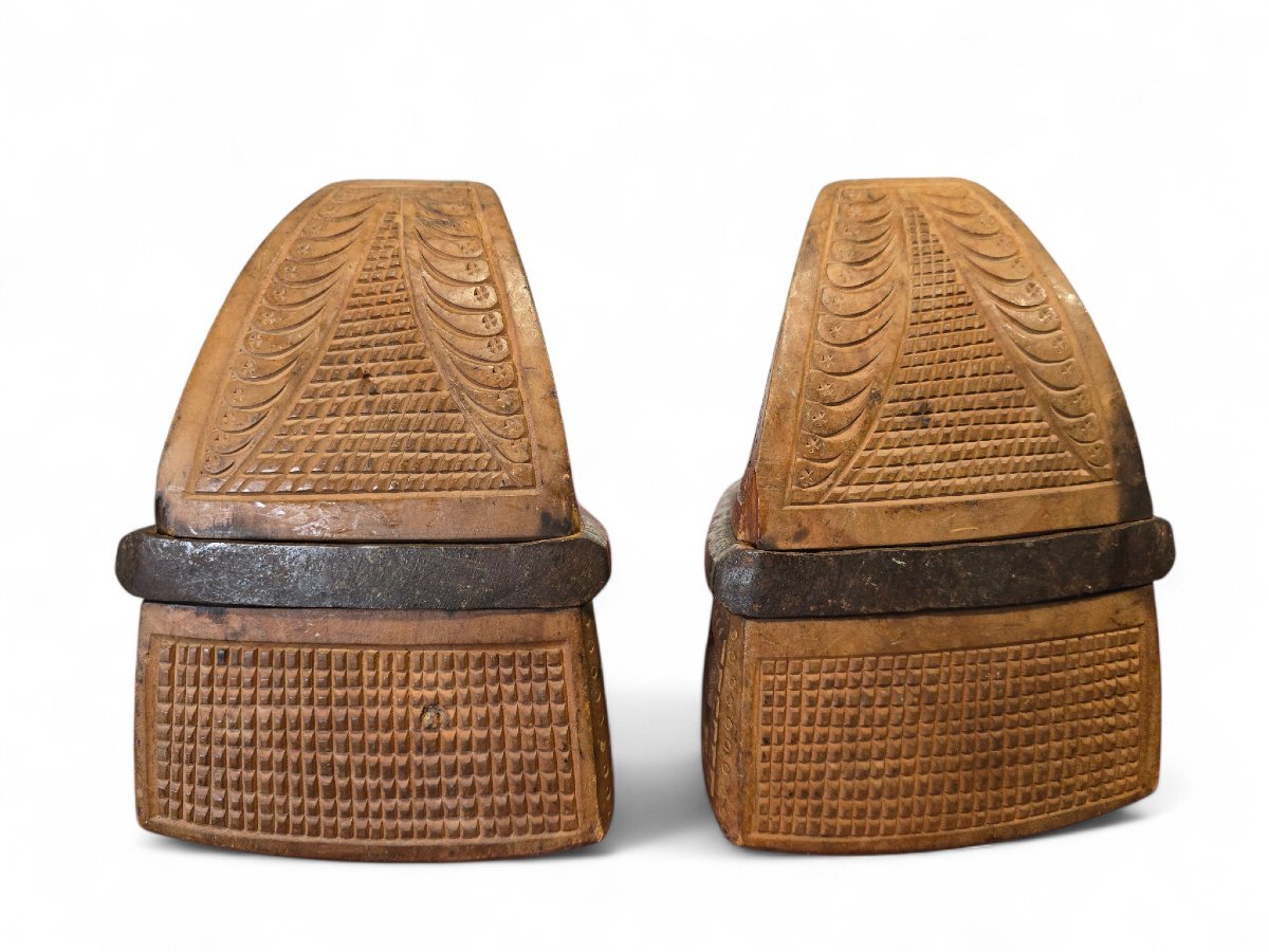 Paire d'étriers en bois de huaso chilien de la fin du XVIIIe siècle, ornés de fers incrustés d'-photo-4