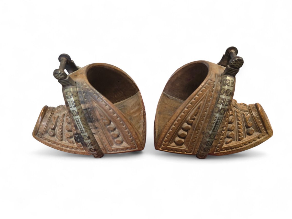 Paire d'étriers en bois de huaso chilien de la fin du XVIIIe siècle, ornés de fers incrustés d'-photo-7
