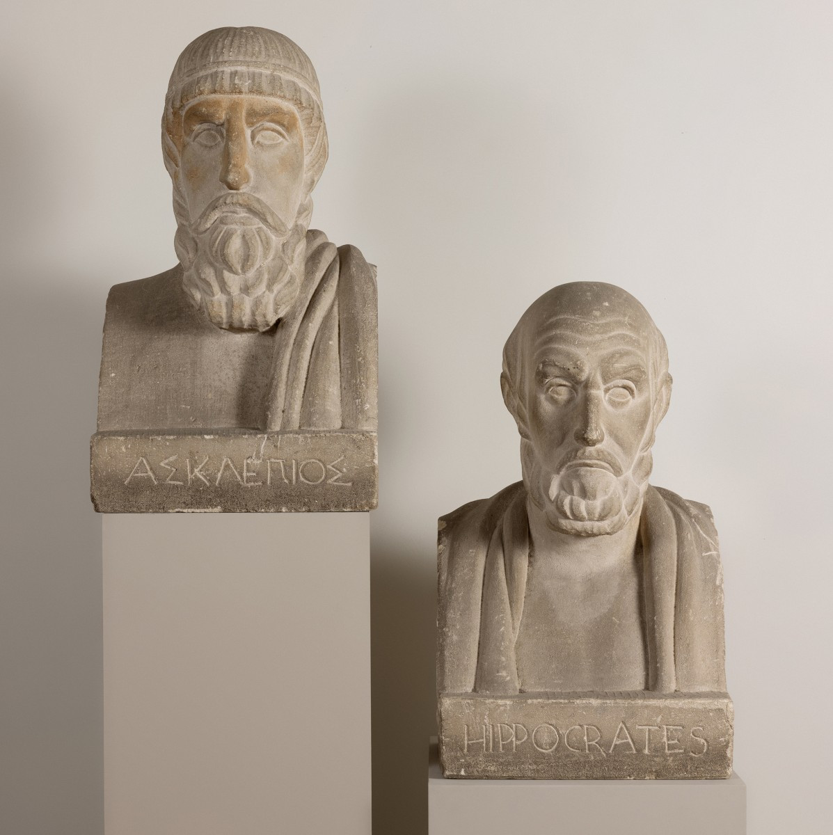  Asclépios et Hippocrate   Sculpture sur pierre