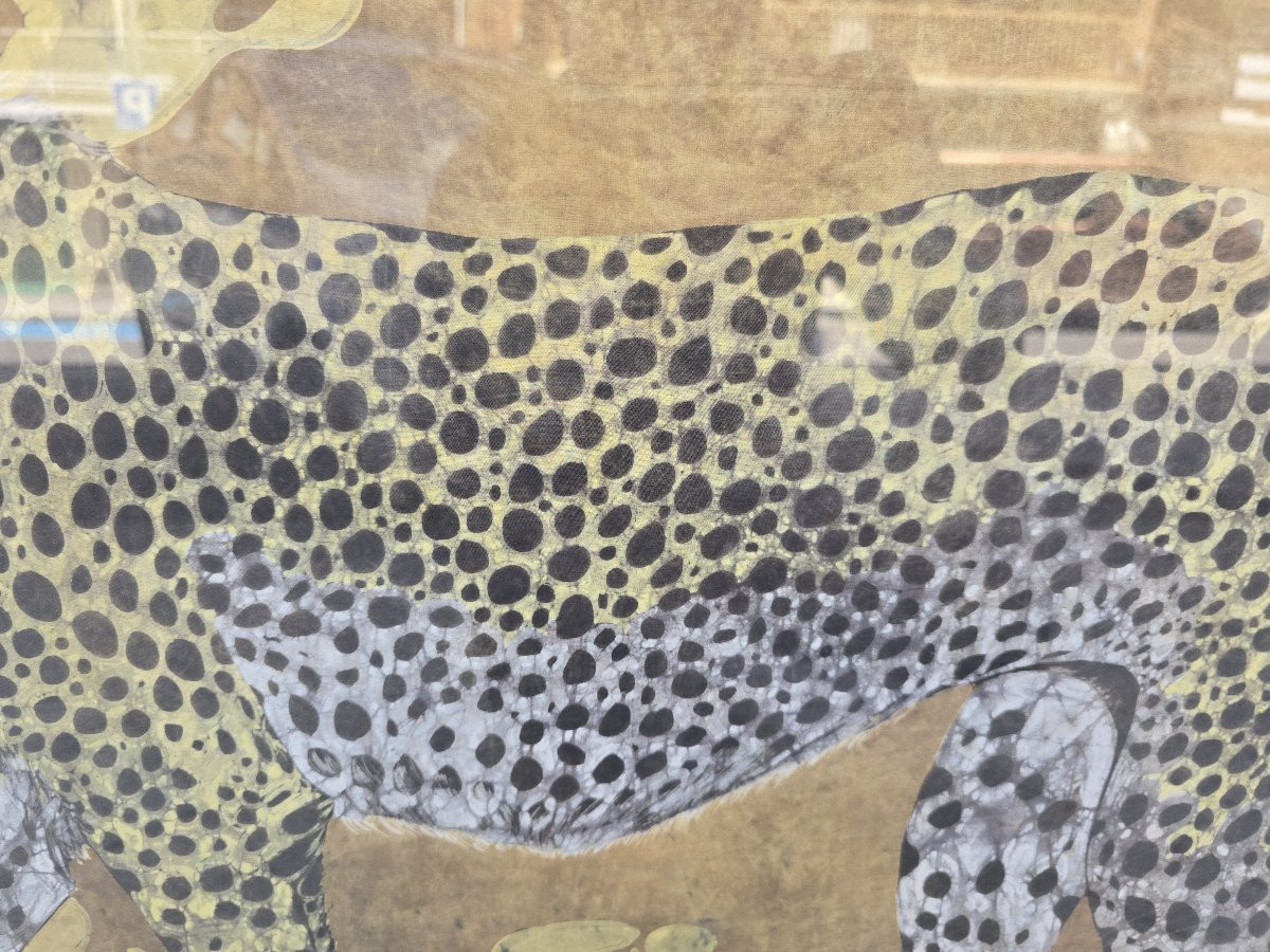 Paire de panneaux  africains en batik à motif léopard, signés et datés de 1977, par -photo-2
