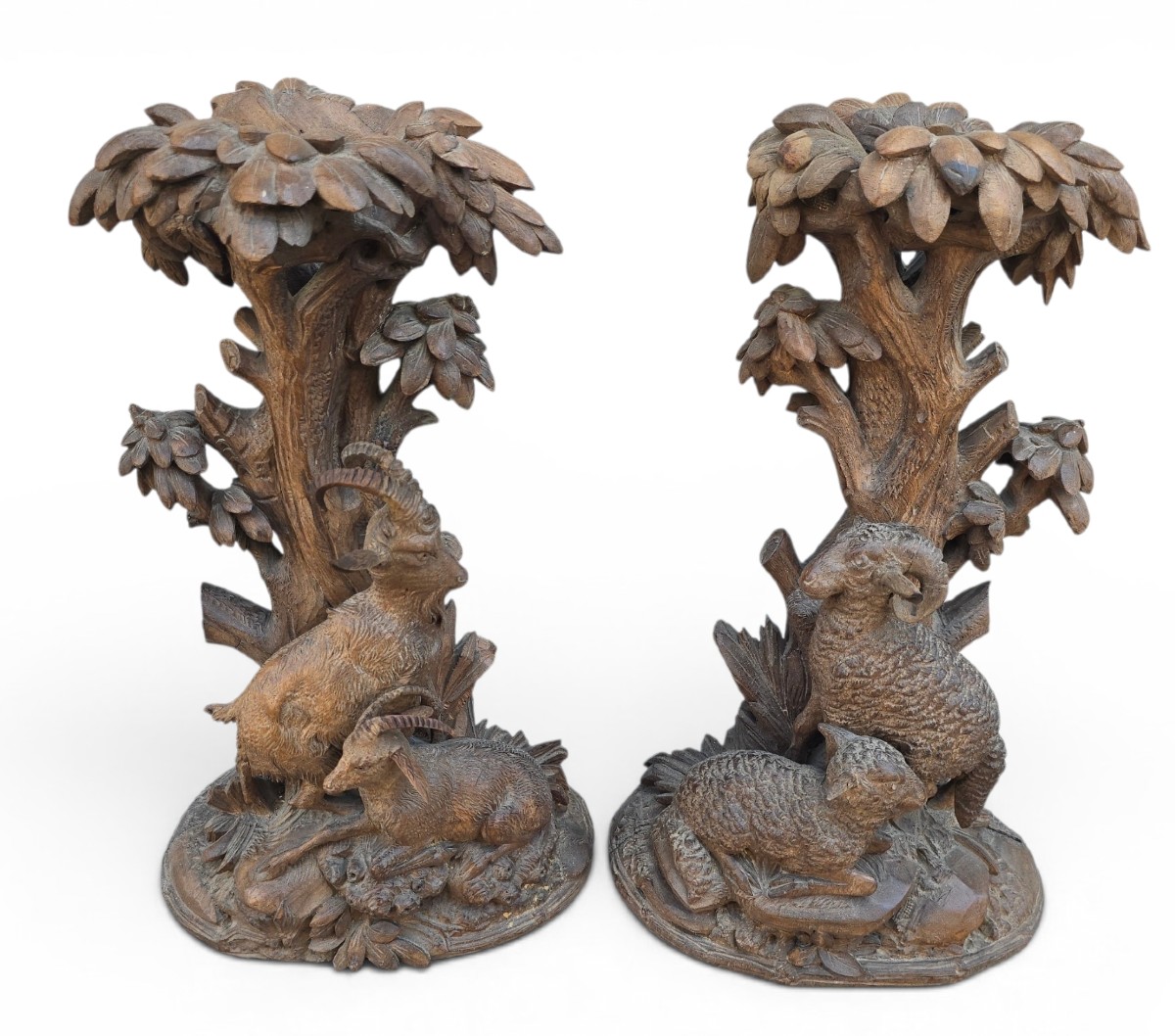 Paire de chandeliers de chasse en bois sculpté de la Forêt-Noire