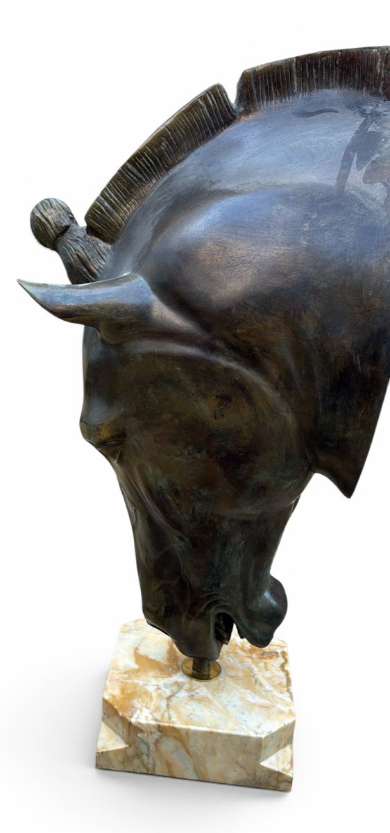 Grande sculpture italienne en bronze représentant une tête de cheval grec sur socle en marbre, -photo-2