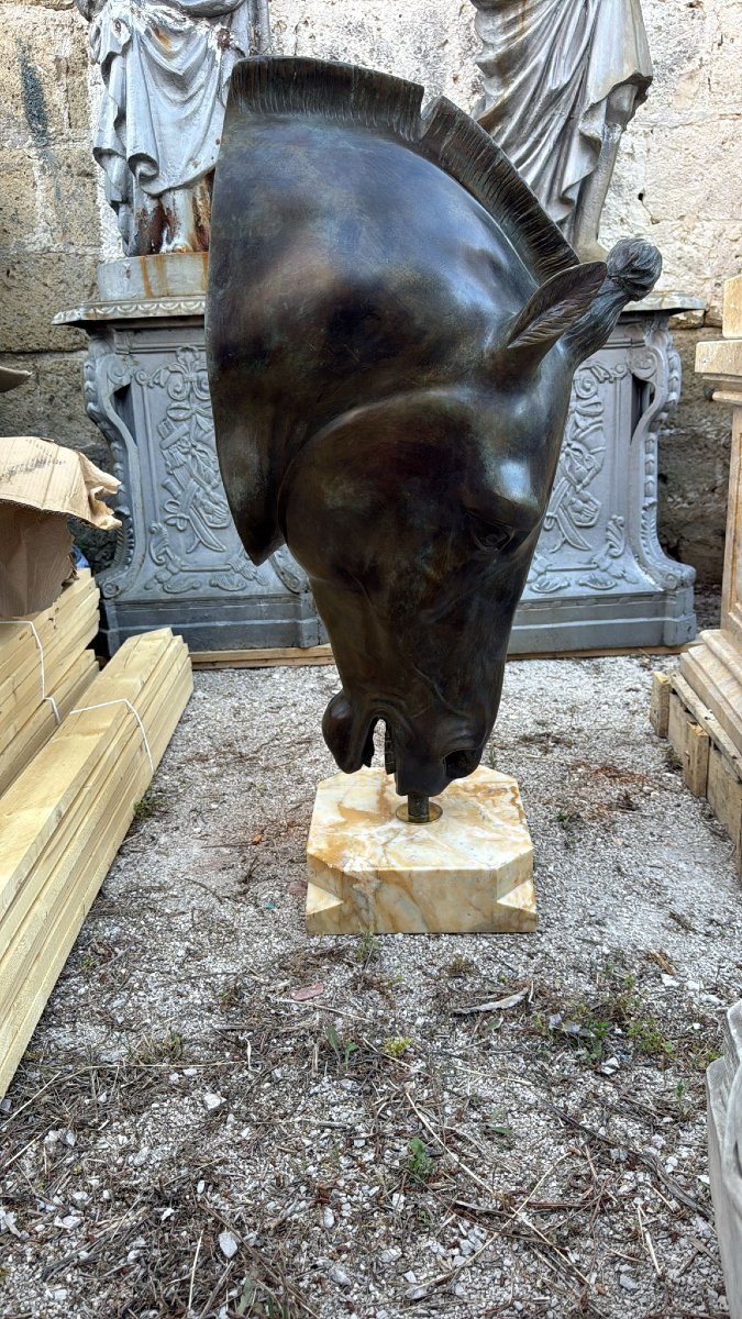 Grande sculpture italienne en bronze représentant une tête de cheval grec sur socle en marbre, -photo-1