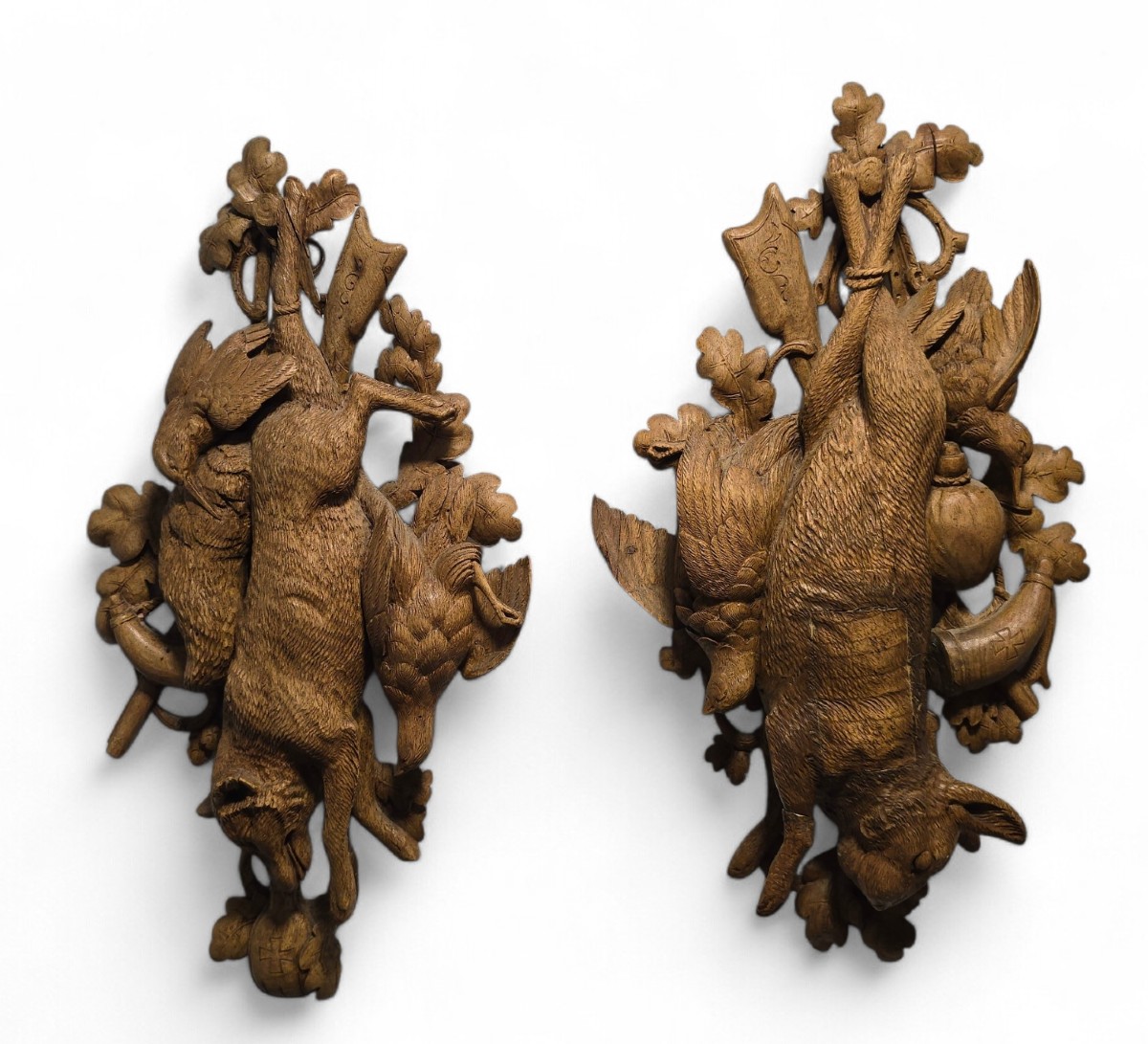 Paire de trophées de chasse sculptés de la Forêt-Noire (XIXe siècle)