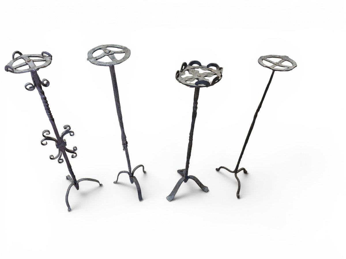Ensemble de quatre chandeliers gothiques espagnols en fer forgé, fin du XVe siècle
