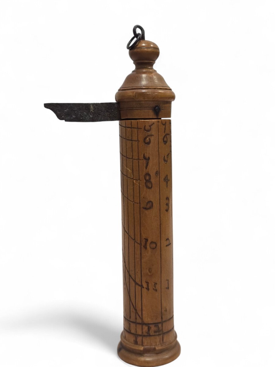 Cadran solaire portatif en forme de colonne de berger, XVIIIe siècle, en bois sculpté