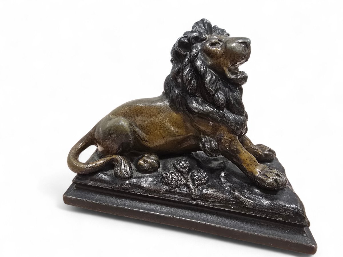 Lion en bronze viennois du XIXe siècle, peint à froid et signé « MR »