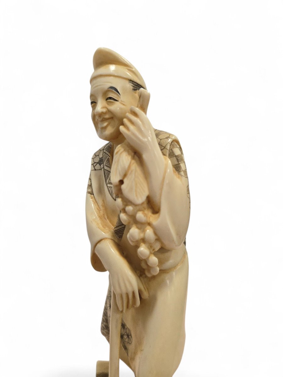 Sculpture japonaise en os du XIXe siècle représentant un vendeur de raisins, signée-photo-2