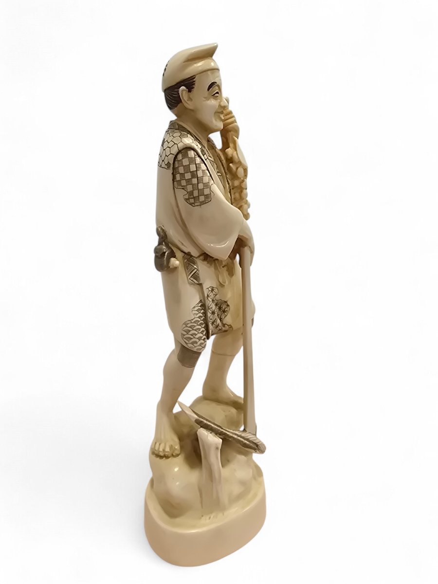Sculpture japonaise en os du XIXe siècle représentant un vendeur de raisins, signée-photo-3