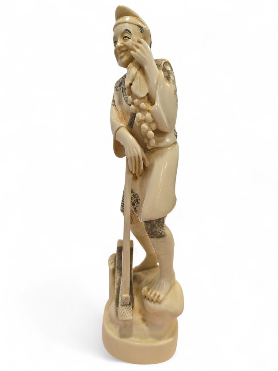 Sculpture japonaise en os du XIXe siècle représentant un vendeur de raisins, signée-photo-4