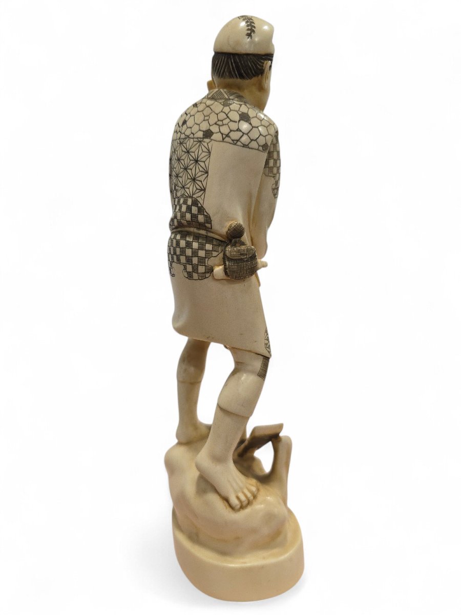 Sculpture japonaise en os du XIXe siècle représentant un vendeur de raisins, signée-photo-4