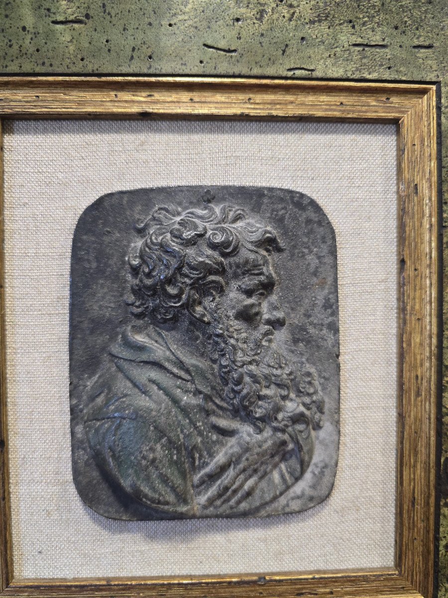 Plaque en bronze en relief encadrée représentant un visage classique-photo-3