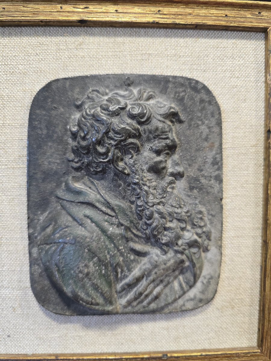 Plaque en bronze en relief encadrée représentant un visage classique-photo-1