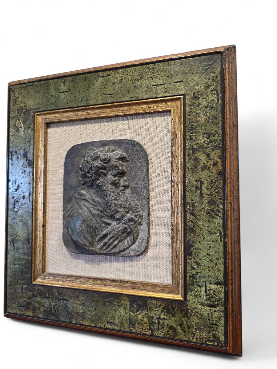 Plaque en bronze en relief encadrée représentant un visage classique-photo-2