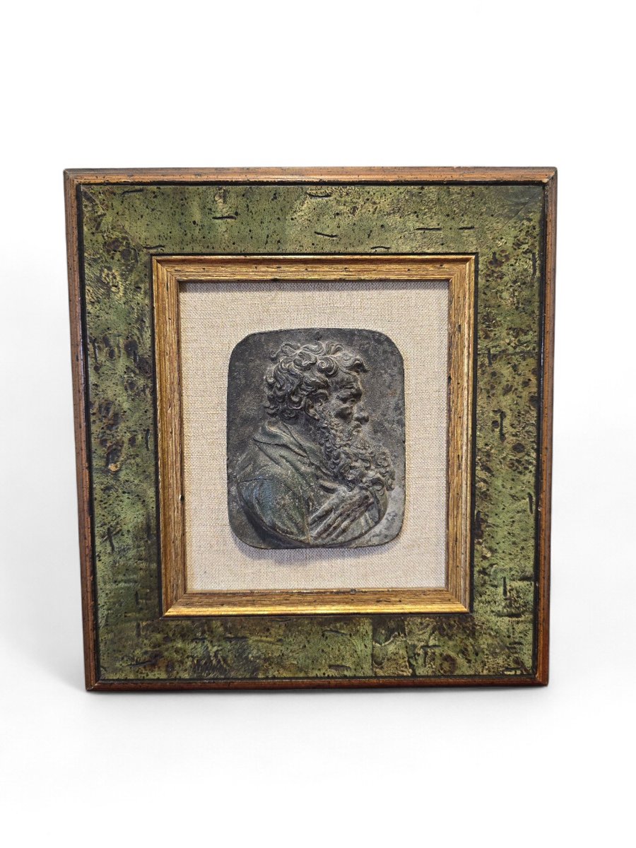 Plaque en bronze en relief encadrée représentant un visage classique