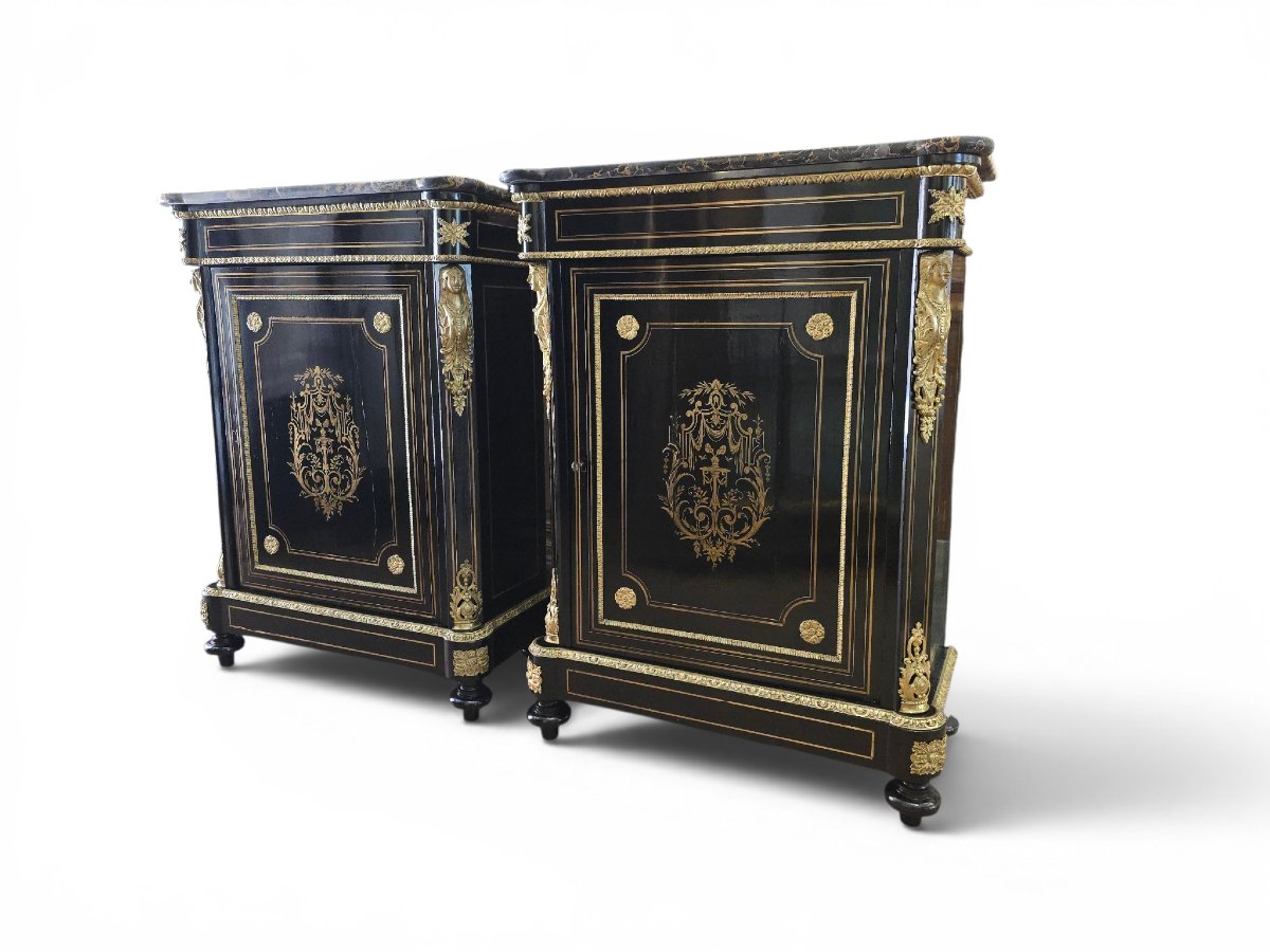 Paire de cabinets français du XIXe siècle, ornés de bronzes dorés et de plateaux en marbre de P