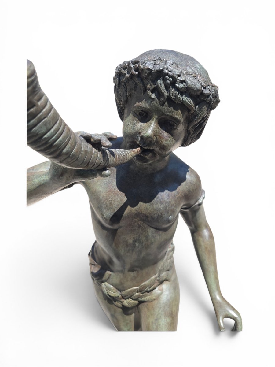 Sculpture en bronze patiné représentant un garçon soufflant dans un cor, Italie, dé-photo-3