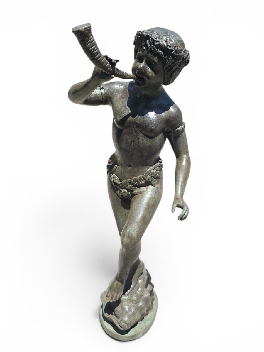 Sculpture en bronze patiné représentant un garçon soufflant dans un cor, Italie, dé