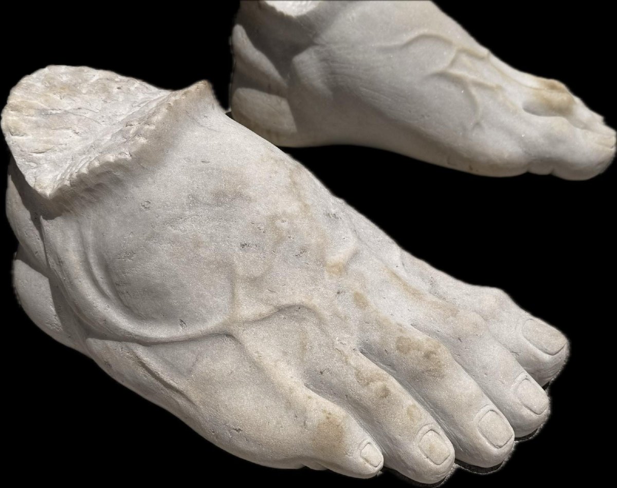 Paire de sculptures de pieds en marbre, début du XXe siècle